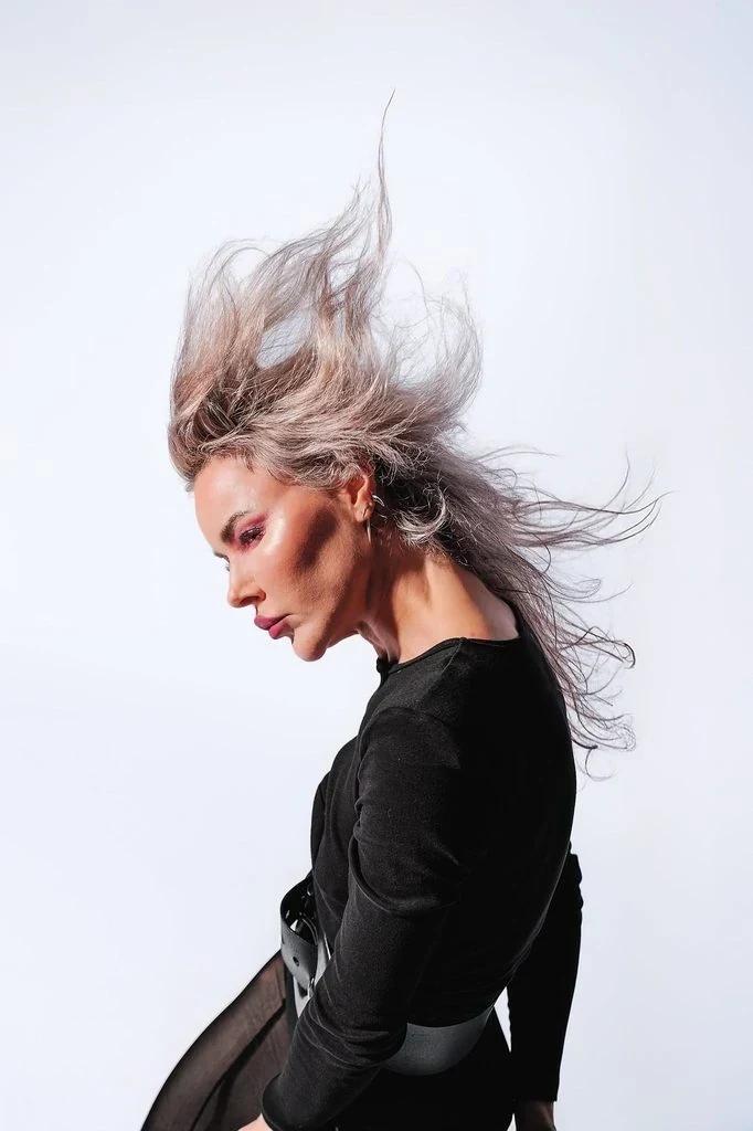 Hair left free pose: Letting your hair fall loose and move naturally, rather than pinned or smoothed into place, adds softness and life to an otherwise still, calm frame.